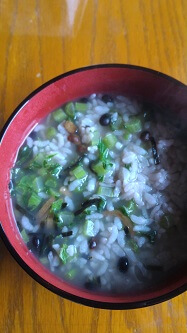 黒千石を入れて炊いたご飯と大根の葉を鶏がらスープで煮込んだ雑炊。食べ過ぎた後によく作って食べていました。
